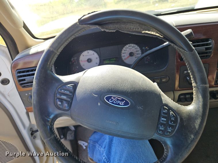 image for item LM9229 2005 Ford F250 Super Duty Lariat  Crew Cab pickup truck