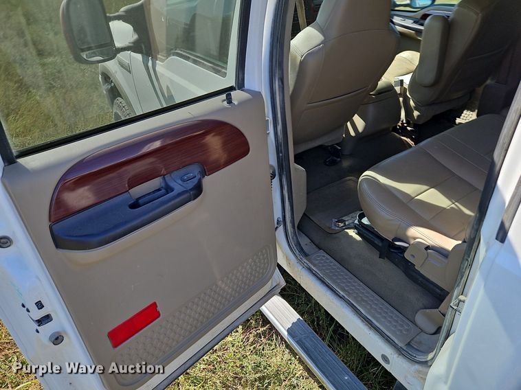 image for item LM9229 2005 Ford F250 Super Duty Lariat  Crew Cab pickup truck