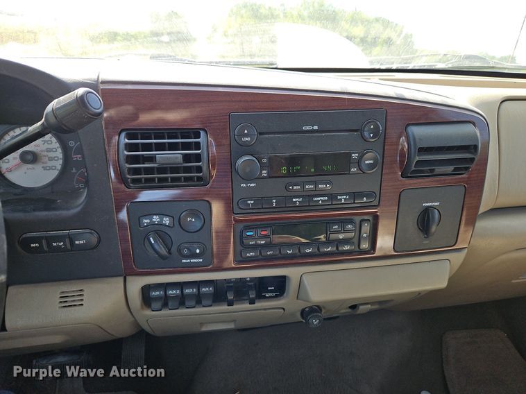 image for item LM9229 2005 Ford F250 Super Duty Lariat  Crew Cab pickup truck