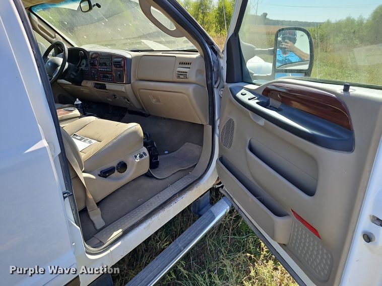 image for item LM9229 2005 Ford F250 Super Duty Lariat  Crew Cab pickup truck