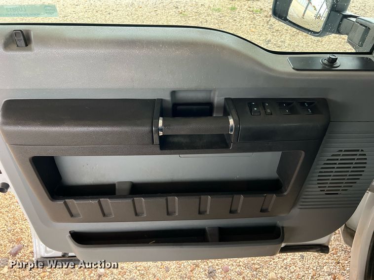 image for item LU9813 2016 Ford F250 Super Duty  Crew Cab pickup truck