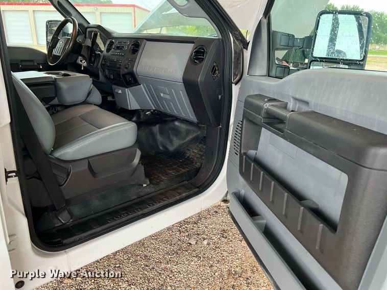 image for item LU9813 2016 Ford F250 Super Duty  Crew Cab pickup truck