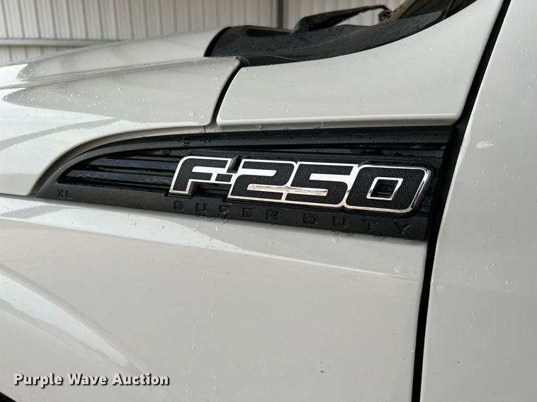 image for item LU9813 2016 Ford F250 Super Duty  Crew Cab pickup truck