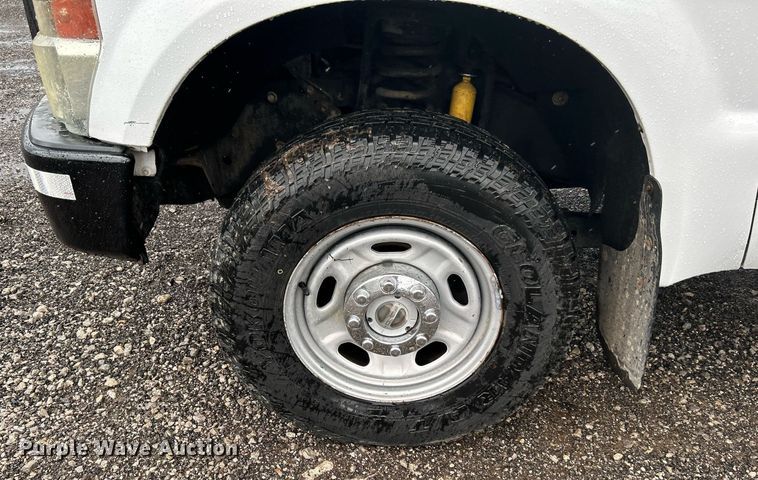 image for item LV9092 2010 Ford F350 Super Duty XL  flatbed pickup truck