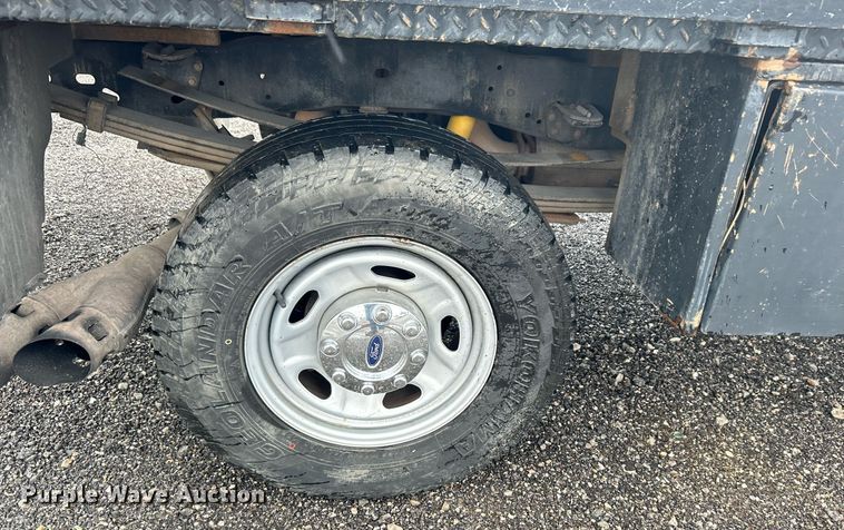 image for item LV9092 2010 Ford F350 Super Duty XL  flatbed pickup truck