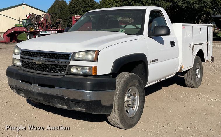 image for item LV9925 2006 Chevrolet Silverado 2500HD  utility bed pickup truck