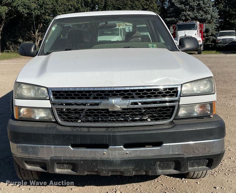 image for item LV9925 2006 Chevrolet Silverado 2500HD  utility bed pickup truck