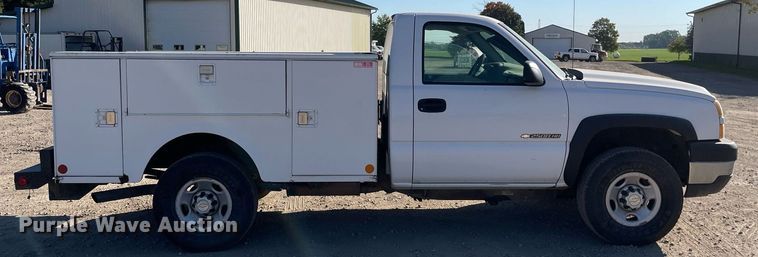 image for item LV9925 2006 Chevrolet Silverado 2500HD  utility bed pickup truck