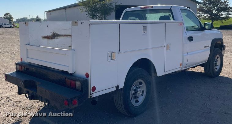 image for item LV9925 2006 Chevrolet Silverado 2500HD  utility bed pickup truck