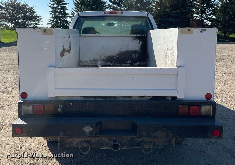 image for item LV9925 2006 Chevrolet Silverado 2500HD  utility bed pickup truck