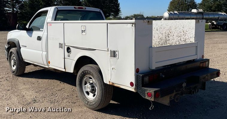image for item LV9925 2006 Chevrolet Silverado 2500HD  utility bed pickup truck