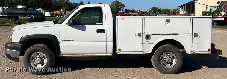 image for item LV9925 2006 Chevrolet Silverado 2500HD  utility bed pickup truck