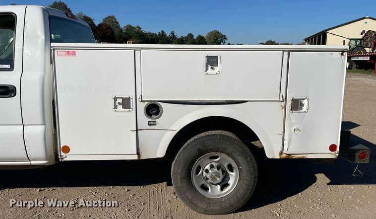 image for item LV9925 2006 Chevrolet Silverado 2500HD  utility bed pickup truck
