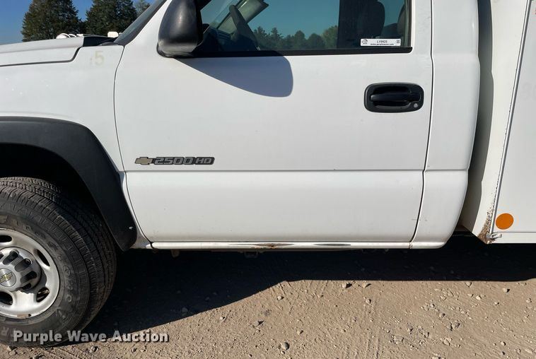 image for item LV9925 2006 Chevrolet Silverado 2500HD  utility bed pickup truck