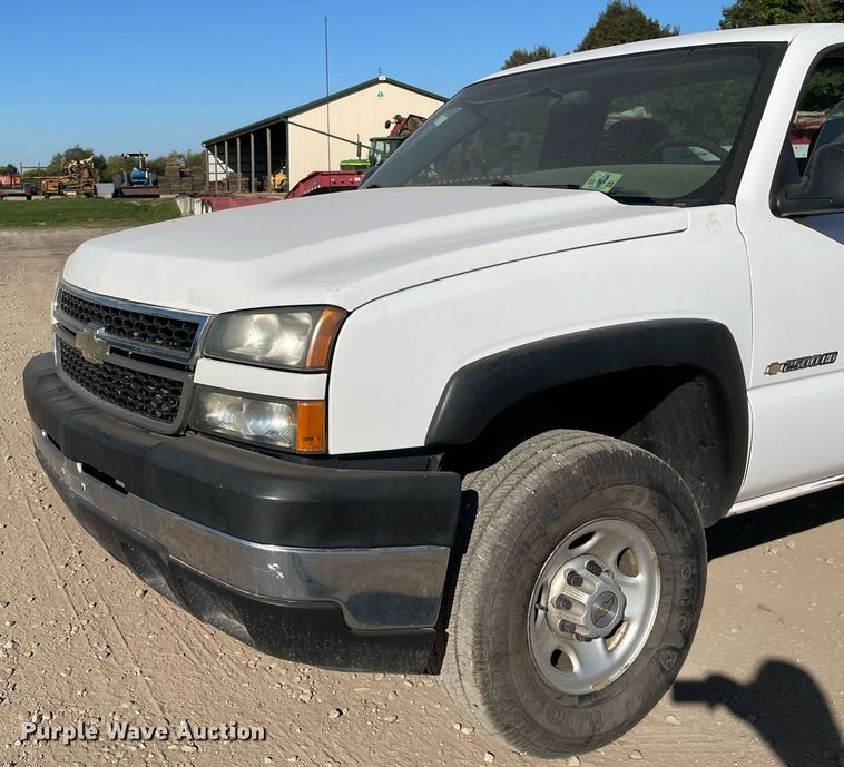 image for item LV9925 2006 Chevrolet Silverado 2500HD  utility bed pickup truck