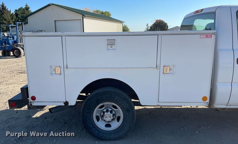 image for item LV9925 2006 Chevrolet Silverado 2500HD  utility bed pickup truck