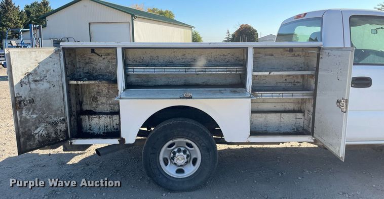 image for item LV9925 2006 Chevrolet Silverado 2500HD  utility bed pickup truck