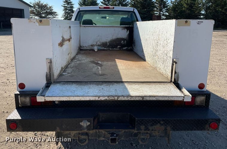 image for item LV9925 2006 Chevrolet Silverado 2500HD  utility bed pickup truck