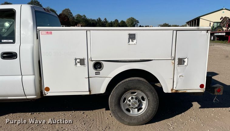 image for item LV9925 2006 Chevrolet Silverado 2500HD  utility bed pickup truck