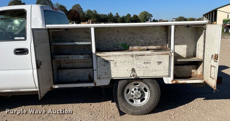 image for item LV9925 2006 Chevrolet Silverado 2500HD  utility bed pickup truck