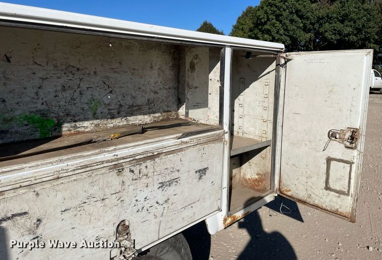 image for item LV9925 2006 Chevrolet Silverado 2500HD  utility bed pickup truck