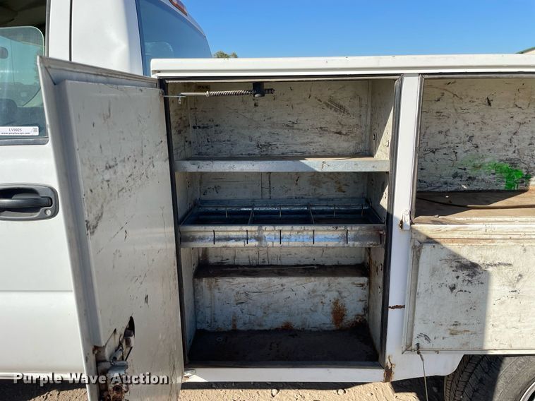 image for item LV9925 2006 Chevrolet Silverado 2500HD  utility bed pickup truck
