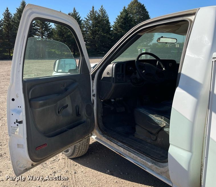 image for item LV9925 2006 Chevrolet Silverado 2500HD  utility bed pickup truck