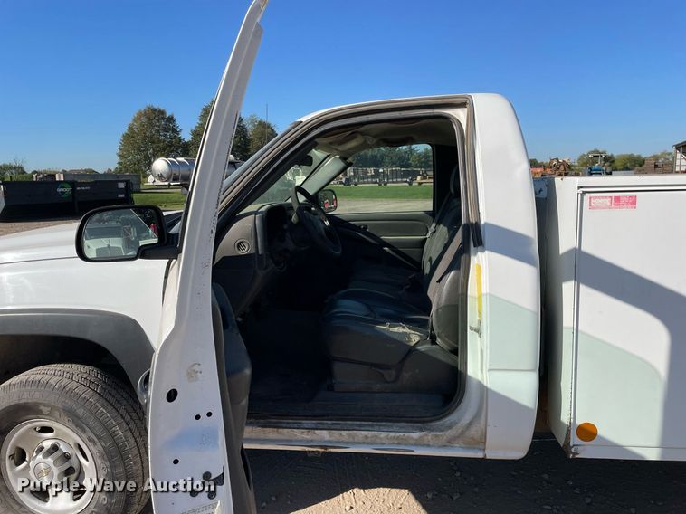 image for item LV9925 2006 Chevrolet Silverado 2500HD  utility bed pickup truck