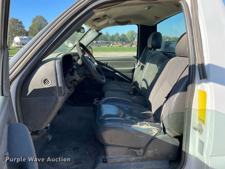 image for item LV9925 2006 Chevrolet Silverado 2500HD  utility bed pickup truck