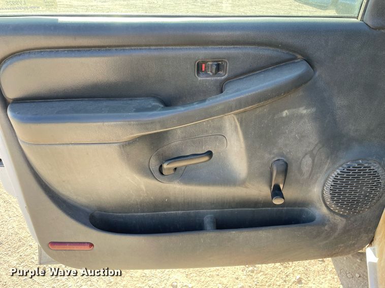 image for item LV9925 2006 Chevrolet Silverado 2500HD  utility bed pickup truck