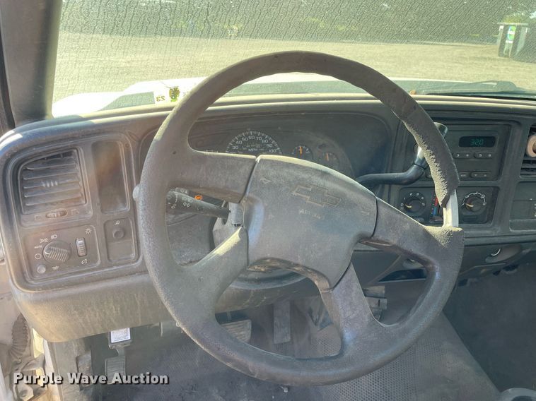 image for item LV9925 2006 Chevrolet Silverado 2500HD  utility bed pickup truck