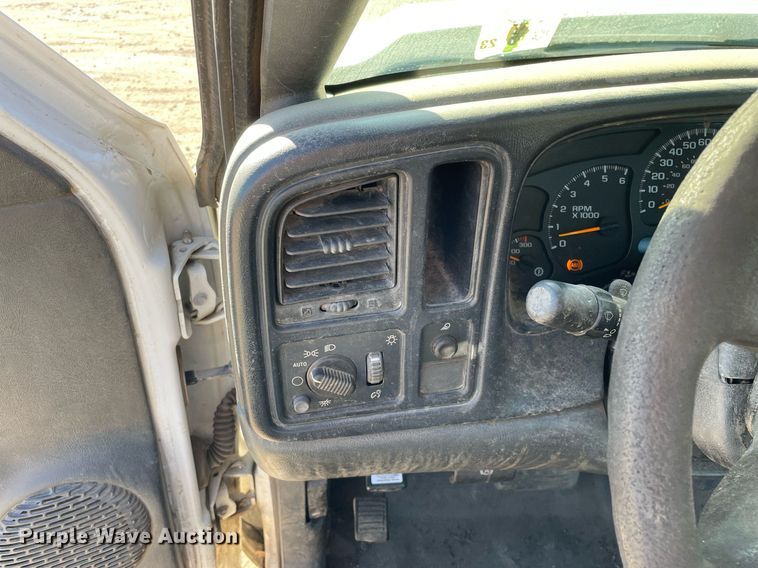 image for item LV9925 2006 Chevrolet Silverado 2500HD  utility bed pickup truck