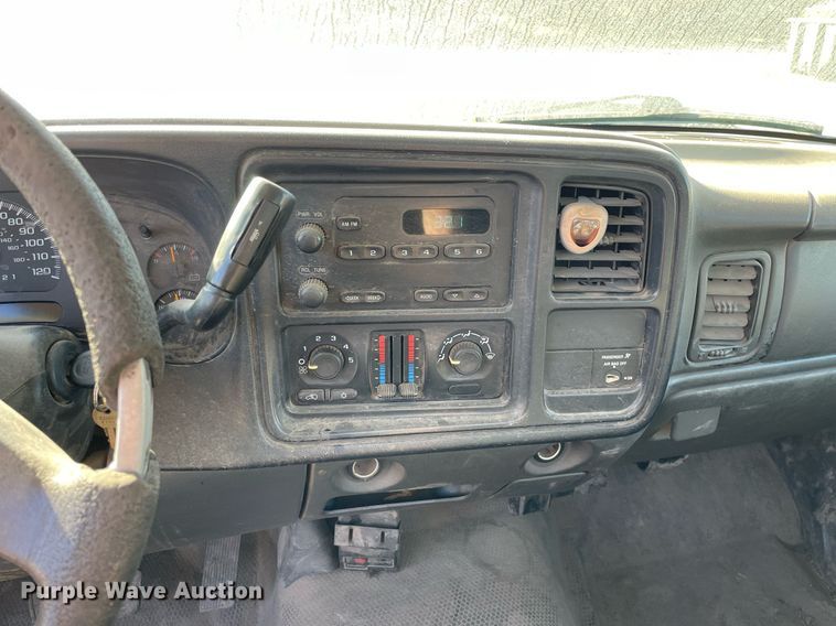 image for item LV9925 2006 Chevrolet Silverado 2500HD  utility bed pickup truck