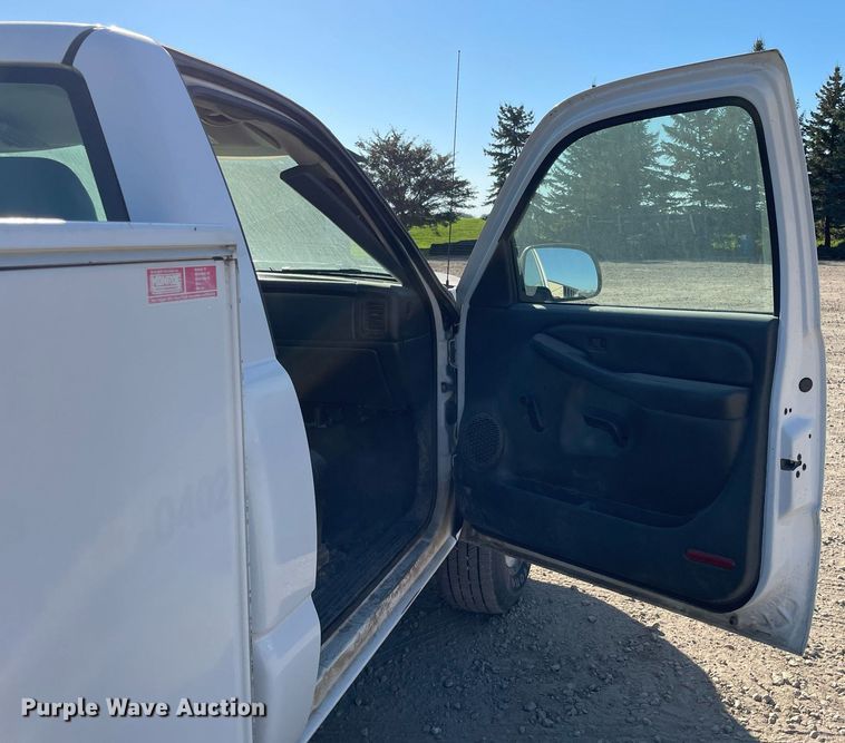 image for item LV9925 2006 Chevrolet Silverado 2500HD  utility bed pickup truck