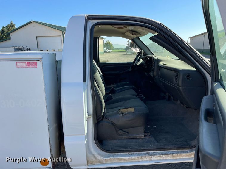 image for item LV9925 2006 Chevrolet Silverado 2500HD  utility bed pickup truck