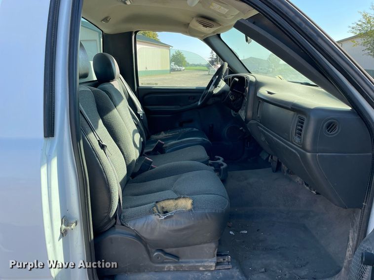 image for item LV9925 2006 Chevrolet Silverado 2500HD  utility bed pickup truck