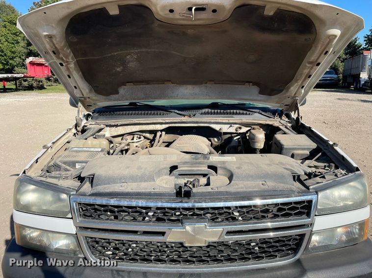 image for item LV9925 2006 Chevrolet Silverado 2500HD  utility bed pickup truck