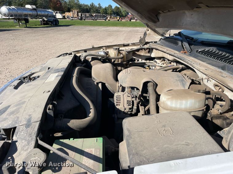 image for item LV9925 2006 Chevrolet Silverado 2500HD  utility bed pickup truck