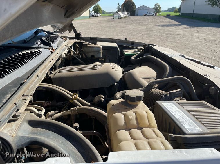 image for item LV9925 2006 Chevrolet Silverado 2500HD  utility bed pickup truck