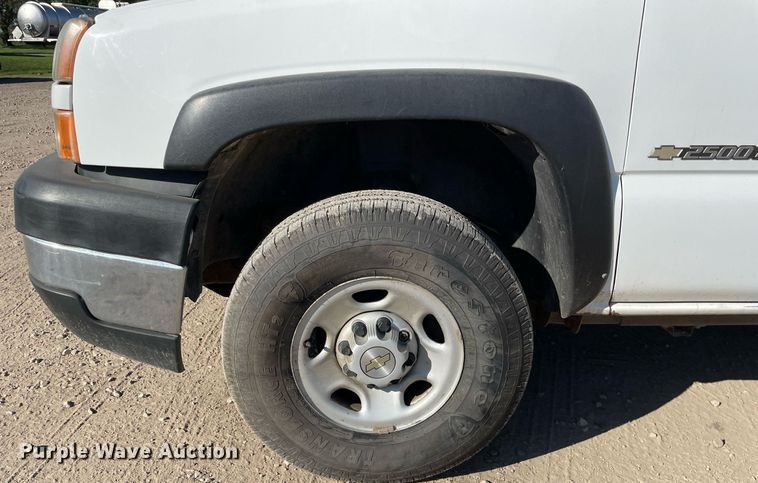 image for item LV9925 2006 Chevrolet Silverado 2500HD  utility bed pickup truck