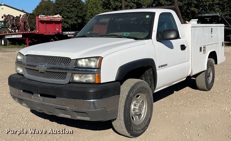 image for item LV9926 2004 Chevrolet Silverado 2500HD  utility bed pickup truck