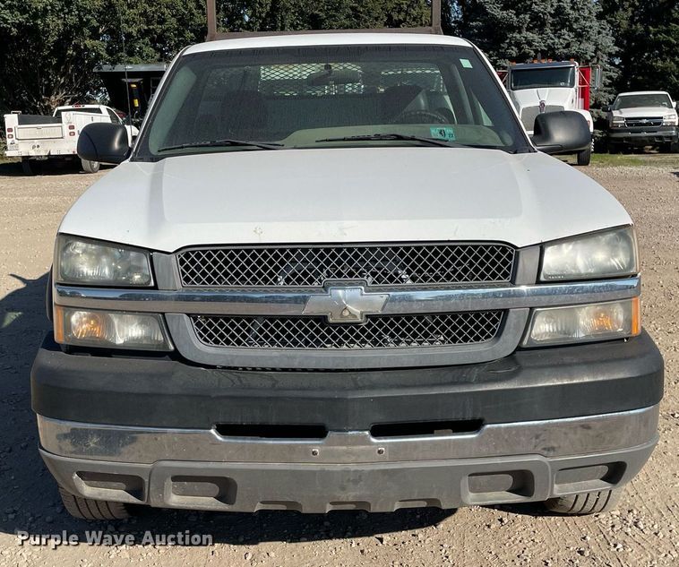 image for item LV9926 2004 Chevrolet Silverado 2500HD  utility bed pickup truck