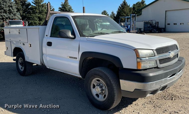 image for item LV9926 2004 Chevrolet Silverado 2500HD  utility bed pickup truck