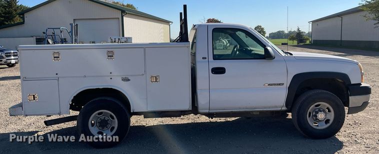 image for item LV9926 2004 Chevrolet Silverado 2500HD  utility bed pickup truck