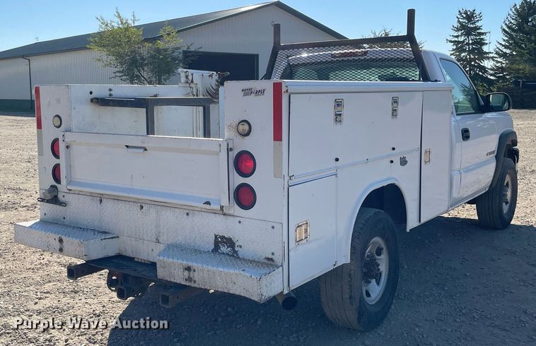 image for item LV9926 2004 Chevrolet Silverado 2500HD  utility bed pickup truck