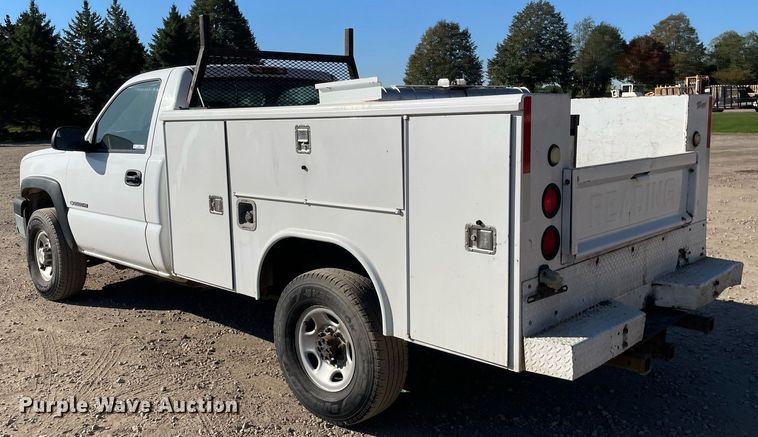 image for item LV9926 2004 Chevrolet Silverado 2500HD  utility bed pickup truck