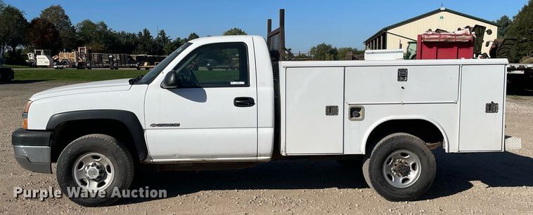 image for item LV9926 2004 Chevrolet Silverado 2500HD  utility bed pickup truck