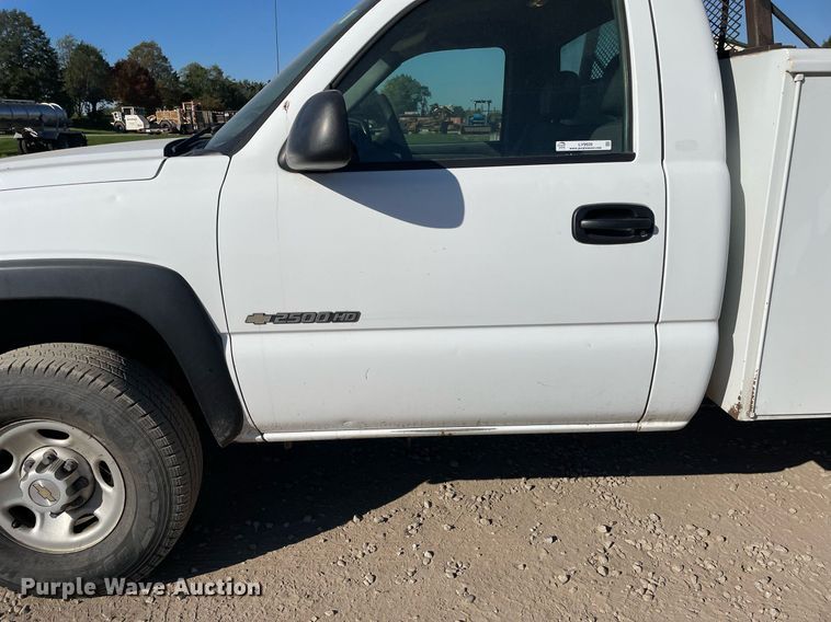 image for item LV9926 2004 Chevrolet Silverado 2500HD  utility bed pickup truck