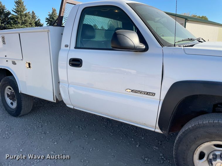 image for item LV9926 2004 Chevrolet Silverado 2500HD  utility bed pickup truck