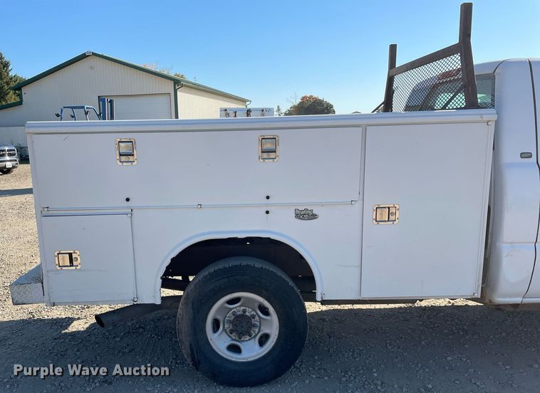 image for item LV9926 2004 Chevrolet Silverado 2500HD  utility bed pickup truck